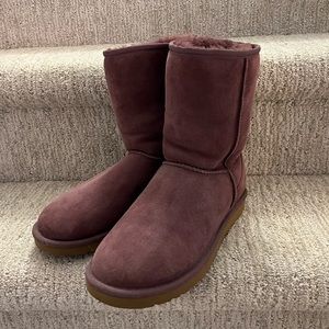 Ugg Classic Short - women’s size 8 - like new!